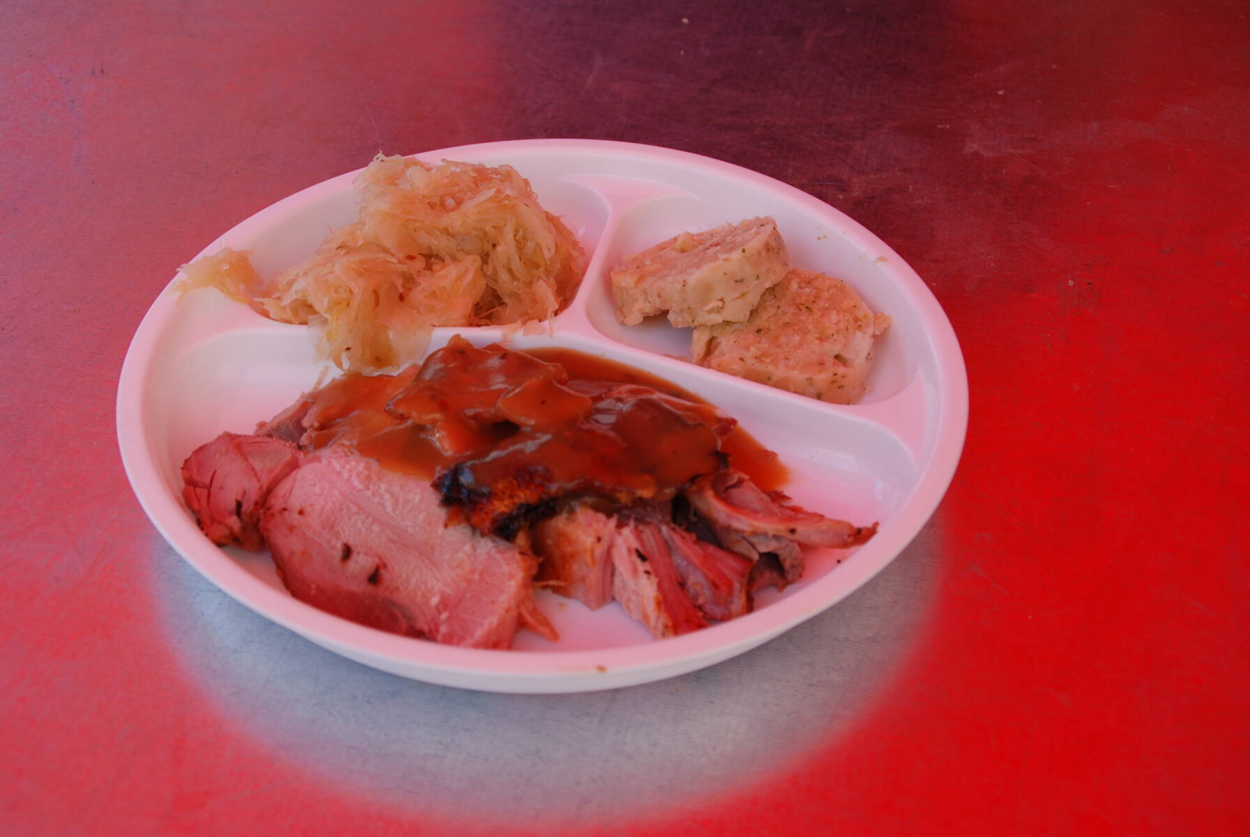 Ochsenfleisch mit Kraut und Knödel als Beilage